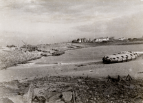 2976 Tweede Wereldoorlog. Sluiting van het gat in de Nolledijk na het bombardement op 7 okt. 1944.De nieuwe Nolledijk in 1945