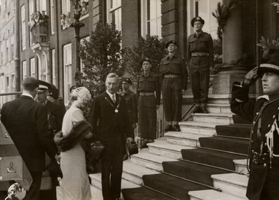 2991 Kon. bezoek aan Vlissingen. H.M. Koningin Juliana en Z.K.H. Prins Bernhard worden bij het stadhuis aan de Houtkade ...