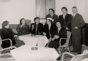 2998 Groep personen in Loodsensociëteit. Rechts P.A. Belge, hoofd Oranjeschool.