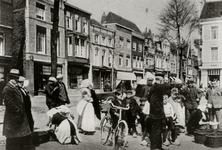 3003 Visverkoop op de Nieuwendijk. Op de foto staan o.a.: Pietje van schalk (staand vrouwtje), Grietje van Belzen (met ...