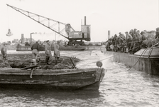 3026 Tweede Wereldoorlog. Het laten zinken van een zinkstuk in het gat in de Nolledijk. Sluiting van het gat in de ...