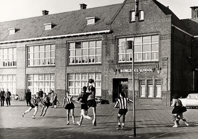 3037 Micro-korfbalwedstrijd op het plein van de Bonedijkeschool. De wedstrijd Animo (Souburg) tegen Swift (Middelburg)