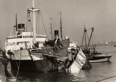 3061 Het vrachtschip Fauzon na een aanvaring op de Westerschelde