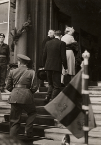 3068 H.M. koningin Juliana en Z.K.H. Prins Bernhard betreden het stadhuis aan de Houtkade.