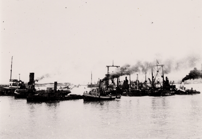 3095 Tweede Wereldoorlog. Het lichten van de door Duitsers tot zinken gebrachte schepen in de monding van de Buitenhaven