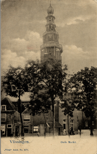 3106 'Vlissingen. Oude Markt' De huisjes, waaronder het café van Buurman met pothuis, zijn tegen de Sint Jacobskerk gebouwd