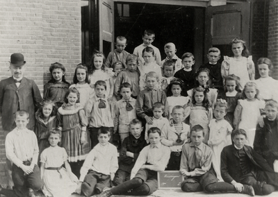 3130 Klassefoto van de Gereformeerde school in de Kasteelstraat. Op de 2e rij van onder, derde van links staat Hermanus ...