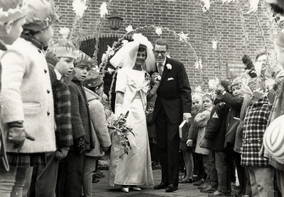3144 In de Gereformeerde kerk trouwde kleuterleidster W. Marijs met de heer J. Vader. Kinderen van de kleuterschool in ...