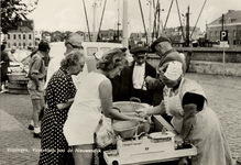 3165 'Vlissingen, Visverkoop aan de Nieuwendijk' De visverkoopster is Maatje Jasperse de Nooijer. Op de achtergrond ...