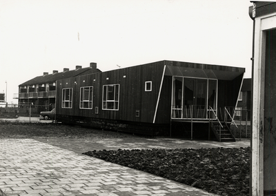 319 Kleuterschool 'de Zonnebloem' aan de Beaufortstraat in de wijk Paauwenburg. Bij het schoolgebouw is een verrijdbaar ...