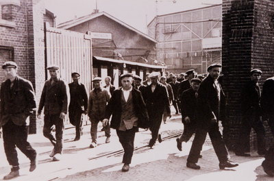 3220 Tweede Wereldoorlog. Kon. Mij. De Schelde. Werknemers (o.a. Bram Janse, Isak Francois en Merien Bergs) tijdens de ...