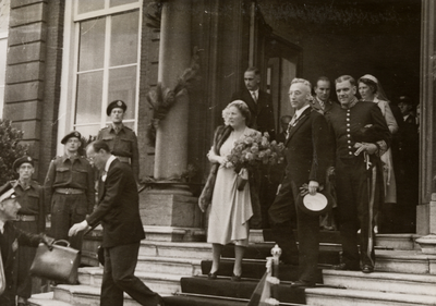 3242 Kon. bezoek aan Vlissingen. het vorstelijk paar verlaat het stadhuis. Op de foto: Z.K.H. prins Bernhard (l.o. op ...