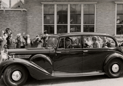 3250 Kon. bezoek aan Vlissingen. H.M. koningin Juliana en Z.K.H. prins Bernhard passeren hier de Frans Naereboutschool.