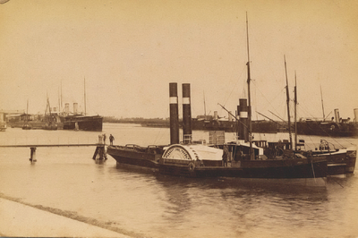 3275 De Buitenhaven omstreeks 1890 met sleepboten en raderboten van de Stoomvaartmij. Zeeland