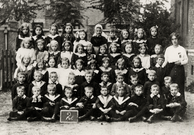 3301 Klassefoto van de Gereformeerde school in de Kasteelstraat. Op de 3e rij van onder, tweede van rechts staat Jozina ...