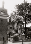 3366 Tweede Wereldoorlog. De Callenfelsstraat 24 en Callenfelsstraat 26 de duiventil na een bominslag op 20 augustus 1943