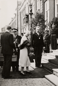3379 Kon. bezoek aan Vlissingen. H.M. Koningin Juliana en Z.K.H. Prins Bernhard worden bij het stadhuis aan de Houtkade ...