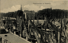 3393 'Visschersvloot te Vlissingen' Vissersvloot In de Voorhaven met op de achtergrond de Bellamykade en Nieuwendijk