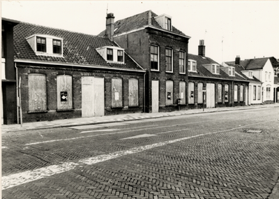 3417 Te slopen woningen in de Aagje Dekenstraat, gebouwd in 1884. De gemeente Vlissingen stond de woningen af aan het ...