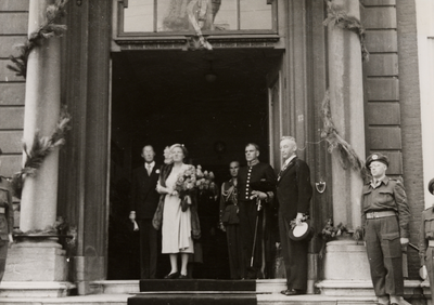 3435 Kon. bezoek aan Vlissingen. H.M. Koningin Juliana en Z.K.H. Prins Bernhard in de deur van het stadhuis aan de ...
