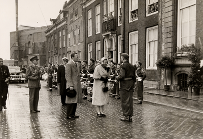 3453 Koninklijk bezoek aan Vlissingen van koningin Juliana en prins Bernhard bij het stadhuis op de Houtkade.