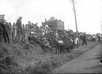 3461 Een muziekkorps. Het gebouw op de achtergrond is het station langs het Kanaal door Walcheren, gebouwd in 1873