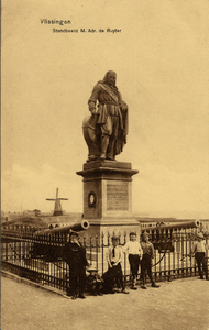 3467 'Vlissingen. Standbeeld M. Adr. de Ruyter'Standbeeld M.A. de Ruyter, Keizersbolwerk, Boulevard de Ruyter.