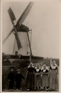 3508 'Zeeland (Walcheren)' Vier meisjes en twee jongetjes in klederdracht voor een molen