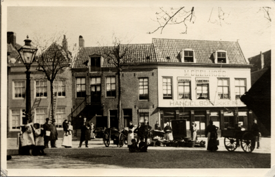 3535 De Oude Markt, oostzijde (foto reproduktie). Rechts handelsdrukkerij M. Geelhoed, hoek Vrouwestraat
