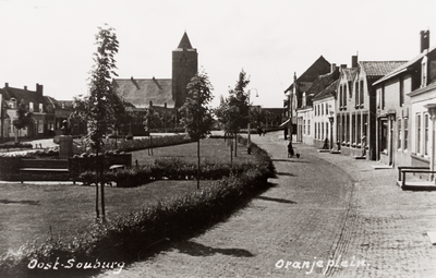 354 Het Oranjeplein in Oost-Souburg met op de achtergrond de Nederlands Hervormde Kerk
