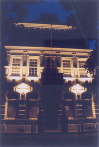 355 Foto van de verlichte voorgevel van het Stedelijk Museum, Bellamypark no.19 (westzijde).