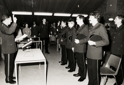 3553 Commissaris J. v. Marion neemt enige aspirant-agenten de eed af tijdens een plechtigheid waarbij ze bevorderd ...