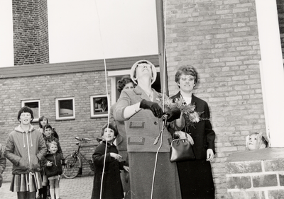 3560 Officiële opening van de nieuwe openbare kleuterschool Hummelhonk aan de Molenberg in Oost-Souburg. Mej. M.J. de ...