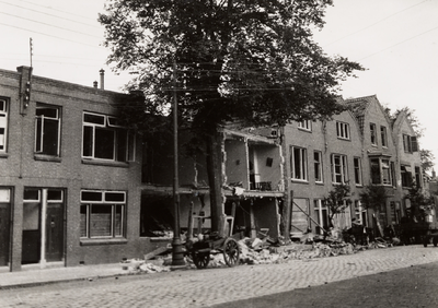 3569 Tweede Wereldoorlog. Vernielde panden aan de Van Dishoeckstraat door bominslag