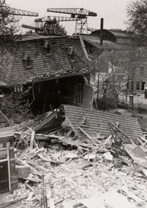 3575 Tweede Wereldoorlog. De Doopsgezinde Kerk in de Van Dishoeckstraat, hoek Aagje Dekenstraat, op 24 april 1942 door ...