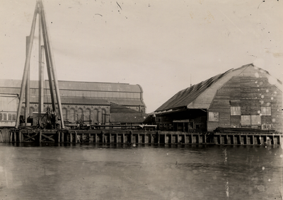 3576 Koninklijke Maatschappij de Schelde (KMS) in Vlissingen. Rechts één van de twee overdekte scheepsbouwloodsen 'de ...