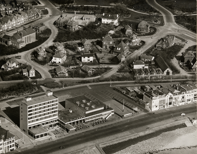 3582 Luchtfoto van Vlissingen. Boulevard Evertsen met hotel Britannia op de voorgrond. Daarachter de Burgemeester van ...