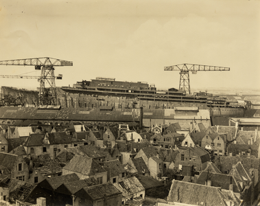 3589 Luchtfoto van Vlissingen. Gezicht op het op de helling liggende passagiersschip Willem Ruys, bouwnummer 214