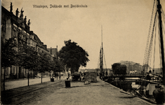 361 'Vlissingen, Dokkade met Beeldenhuis'. Rechts op de achtergrond de Schipbrug en daarachter het Groot Arsenaal