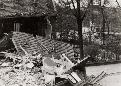 3688 Tweede Wereldoorlog. Doopsgezinde Kerk in de Van Dishoeckstraat, verwoest door bomaanval van 24 april 1942