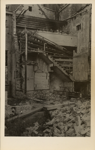 3707 Tweede Wereldoorlog. De na het bombardement van 1 juni 1942 zwaar beschadigde schoolgebouw op de Grote Markt