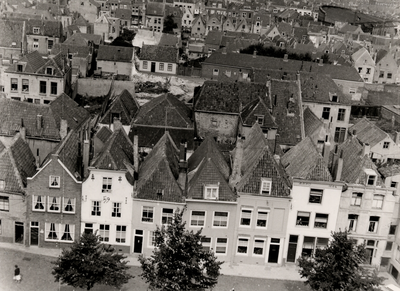 3727 Luchtfoto Vlissingen. Vanaf de Sint Jacobstoren gezicht op de gevelrij van de Oude Markt en daarachter de Lange ...