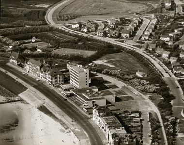 3742 Luchtfoto van Vlissingen. Boulevard Evertsen met hotel Britannia op de voorgrond. Daarachter de Burgemeester van ...