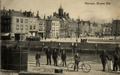 376 'Vlissingen, Nieuwen Dijk' Gezicht op de Voorhaven, De Ruyterplein en Nieuwendijk