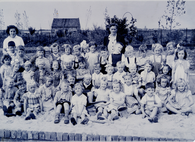 3767 Schoolklas van de Prinses Beatrix kleuterschool op het Oranjeplein in Oost-Souburg. In het midden staat juf ...