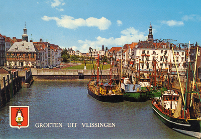 3781 'Vlissingen. Oude vissershaven met Beursgebouw en Bellamypark'De Voorhaven met vissersschepen. Op de achtergrond ...