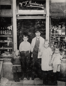 3783 Dhr. W.F. Meulmeester met enige kinderen in de deuropening van zijn winkel Kerkstraat 6