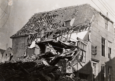 3810 Tweede Wereldoorlog. Verwoeste panden in de Breewaterstraat na het bombardement op 1 juni 1942