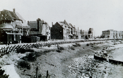 3863 Tweede Wereldoorlog. Boulevard Evertsen na de bevrijding. Gezien vanaf de Nolledijk