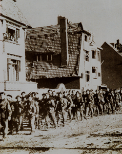 3864 Tweede Wereldoorlog. Geallieerde commando's op Boulevard Evertsen